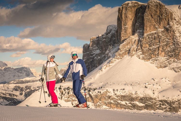 Imagen de 50 aniversario del Dolomiti Superski - Destino de esquí y nieve con pistas, remontes y paisaje alpino