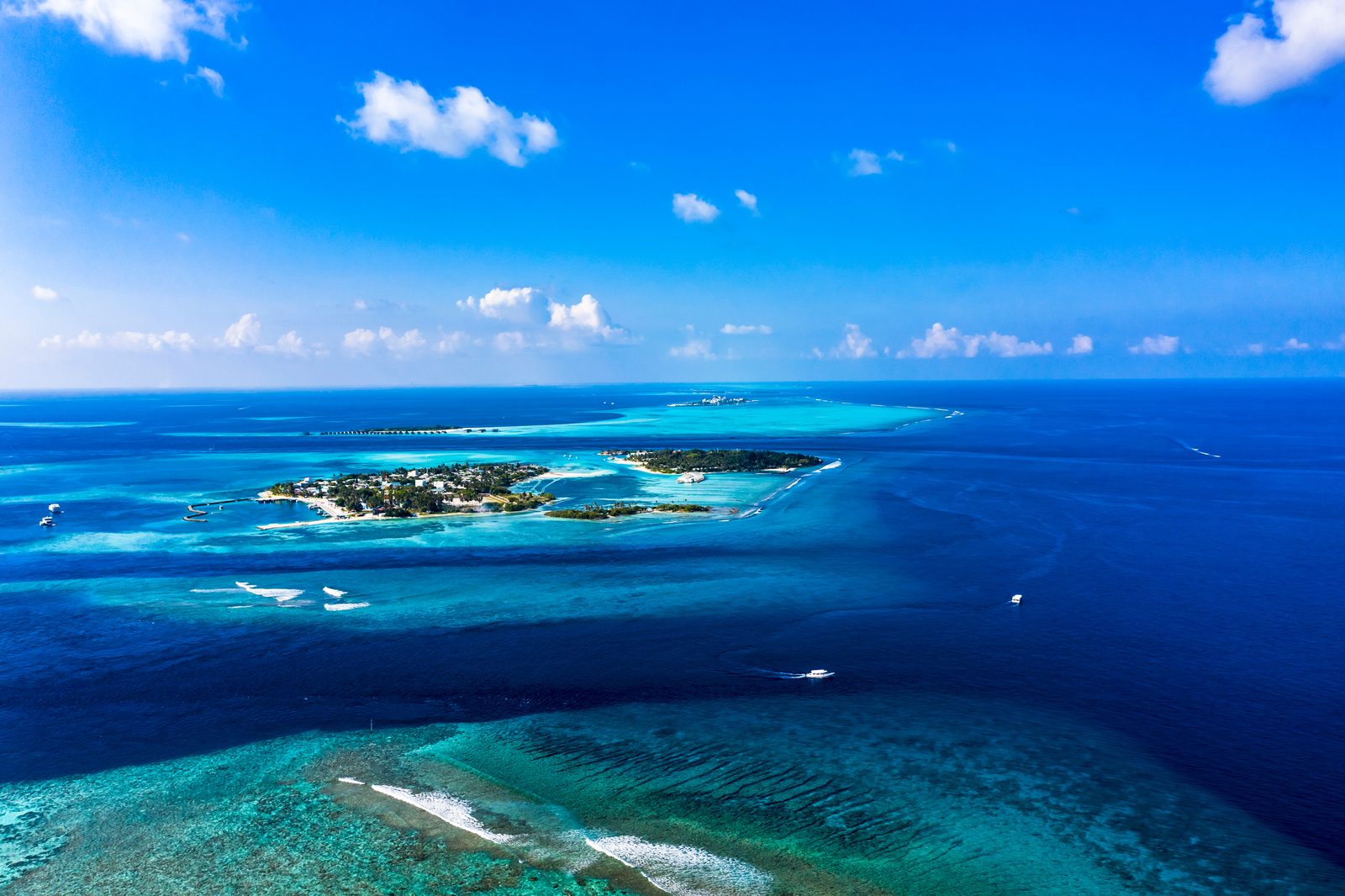 Islas y laguna del atolón de Malé Sur, Maldivas, desde el aire