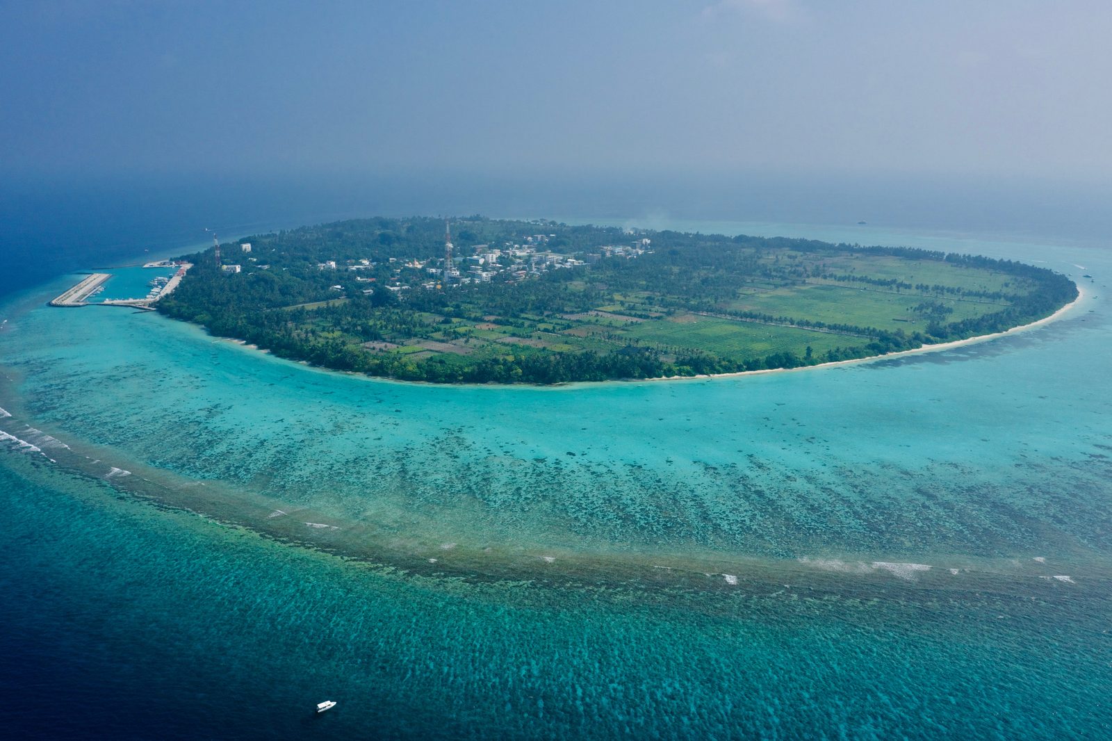 Isla habitada de Thoddoo, Maldivas, vista desde el aire