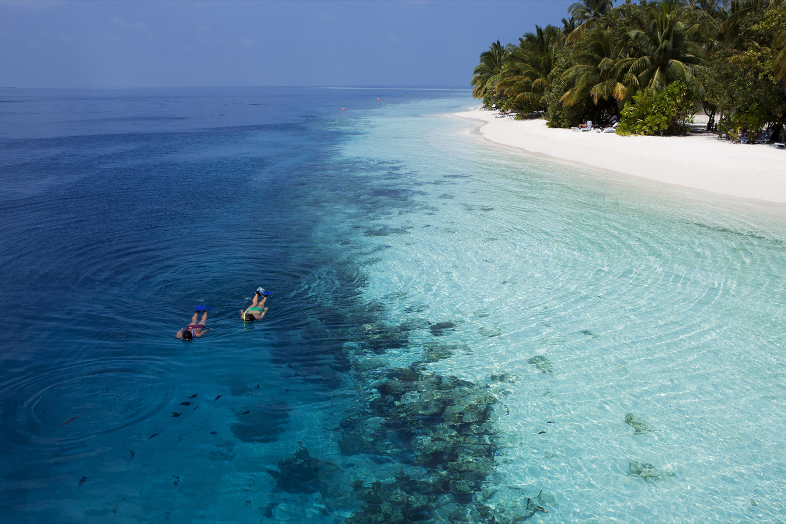 Playa de Vilamendhoo con snorkelers